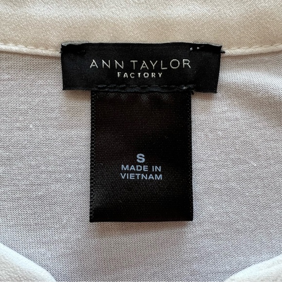 ⭐️ Ann Taylor Factory Cap Sleeve White Blouse Pockets Size SMALL - Picture 11 of 12